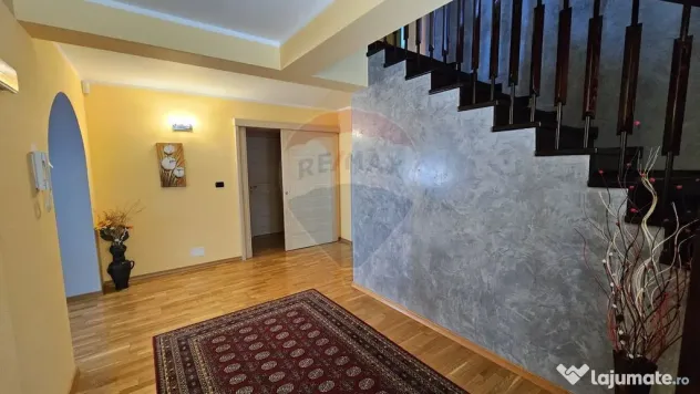 Casă / Vilă de lux cu 8 camere de vânzare in Obcini, S...