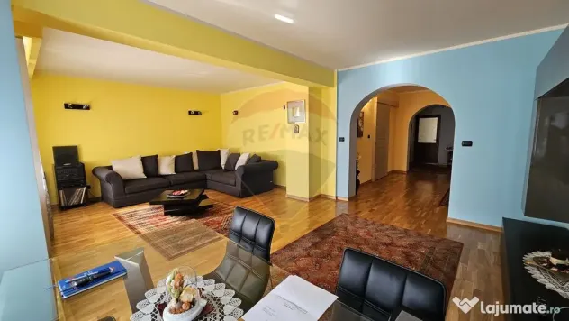 Casă / Vilă de lux cu 8 camere de vânzare in Obcini, S...