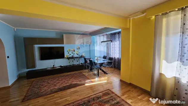 Casă / Vilă de lux cu 8 camere de vânzare in Obcini, S...