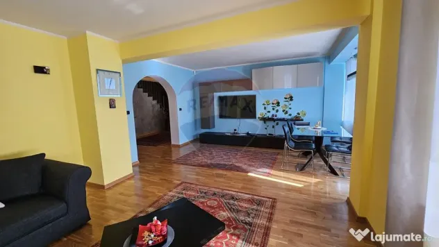 Casă / Vilă de lux cu 8 camere de vânzare in Obcini, S...