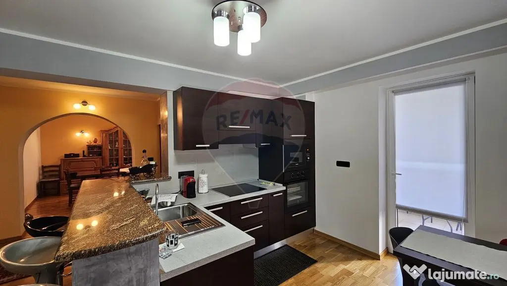 Casă / Vilă de lux cu 8 camere de vânzare in Obcini, S...