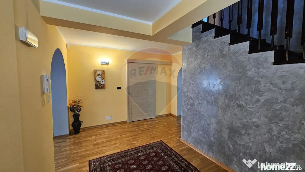 Casă / Vilă de lux cu 8 camere de vânzare in Obcini, S...