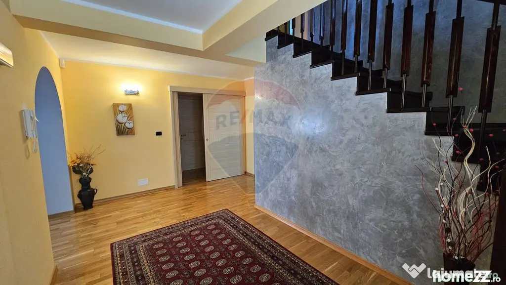 Casă / Vilă de lux cu 8 camere de vânzare in Obcini, S...
