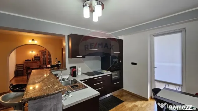 Casă / Vilă de lux cu 8 camere de vânzare in Obcini, S...