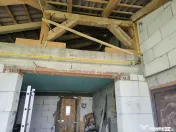 Casă la roșu, – Oradea, str. Caișilor. 175 000 E . C... 
