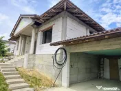 Casă la roșu, – Oradea, str. Caișilor. 175 000 E . C... 