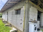 Casă la roșu, – Oradea, str. Caișilor. 175 000 E . C... 