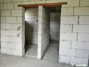 Casă la roșu, – Oradea, str. Caișilor. 175 000 E . C... 