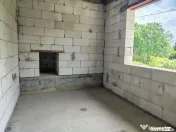 Casă la roșu, – Oradea, str. Caișilor. 175 000 E . C... 