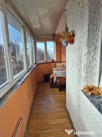 Vând apartament de două camere central