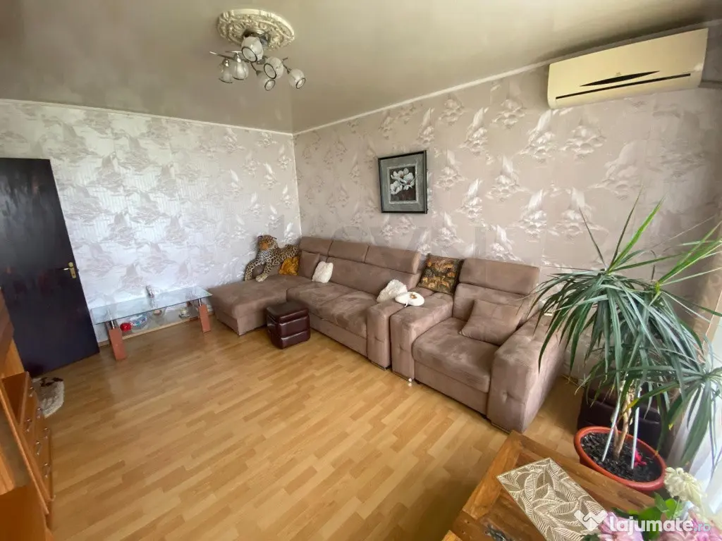 Apartament 3 camere Ozana Mobilat Utilat Loc de Parcare