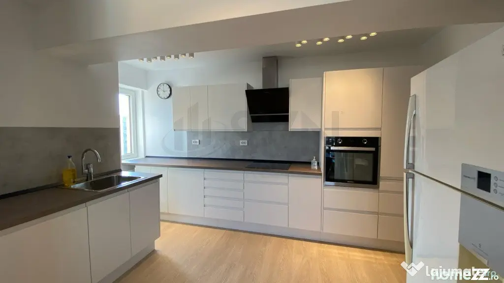 Apartament 4 camere de Inchiriat Parcare Alba Iulia - Bucuresti (Bucuresti-Ilfov)