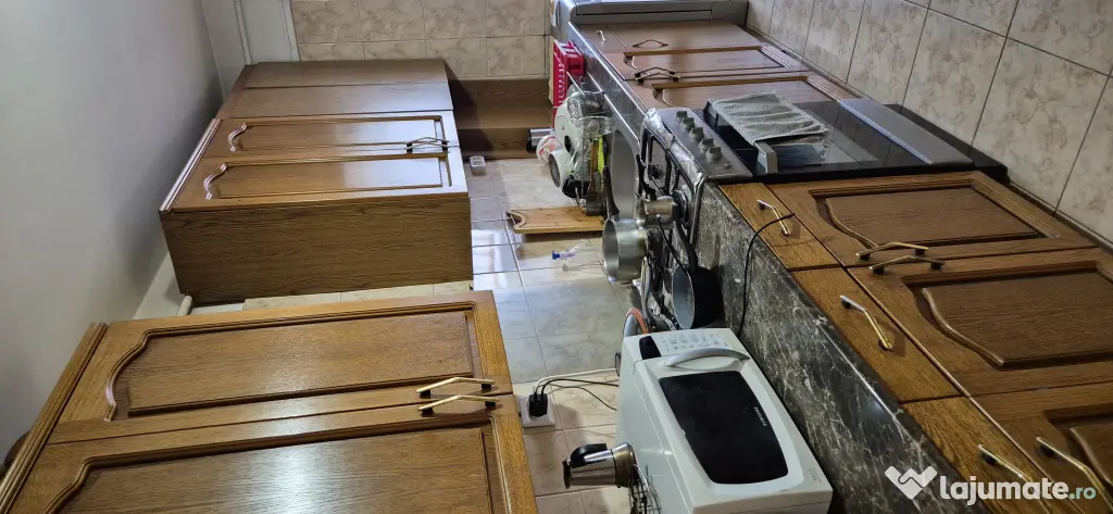 Închiriez Apartament 3 camere prima stație de la Podu Roș