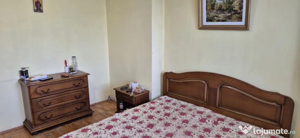 Închiriez Apartament 3 camere prima stație de la Podu Roș