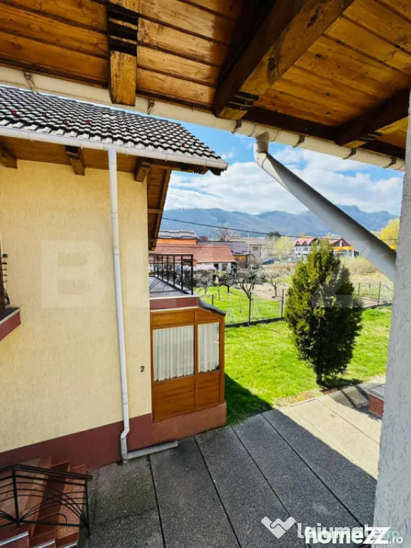 Casă individuală de vânzare – Intrare în Bran, la asfa