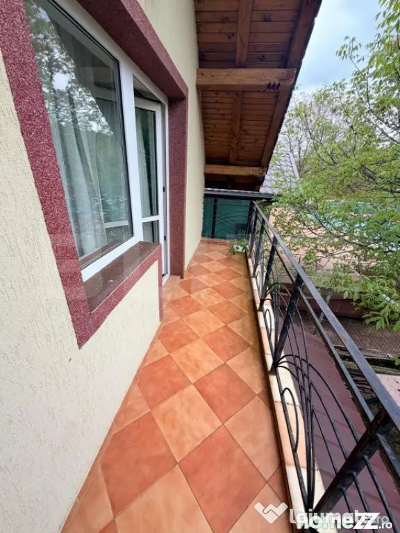 Casă individuală de vânzare – Intrare în Bran, la asfa