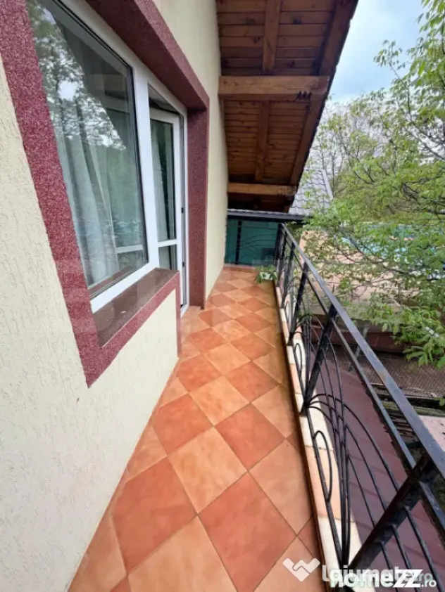 Casă individuală de vânzare – Intrare în Bran, la asfa