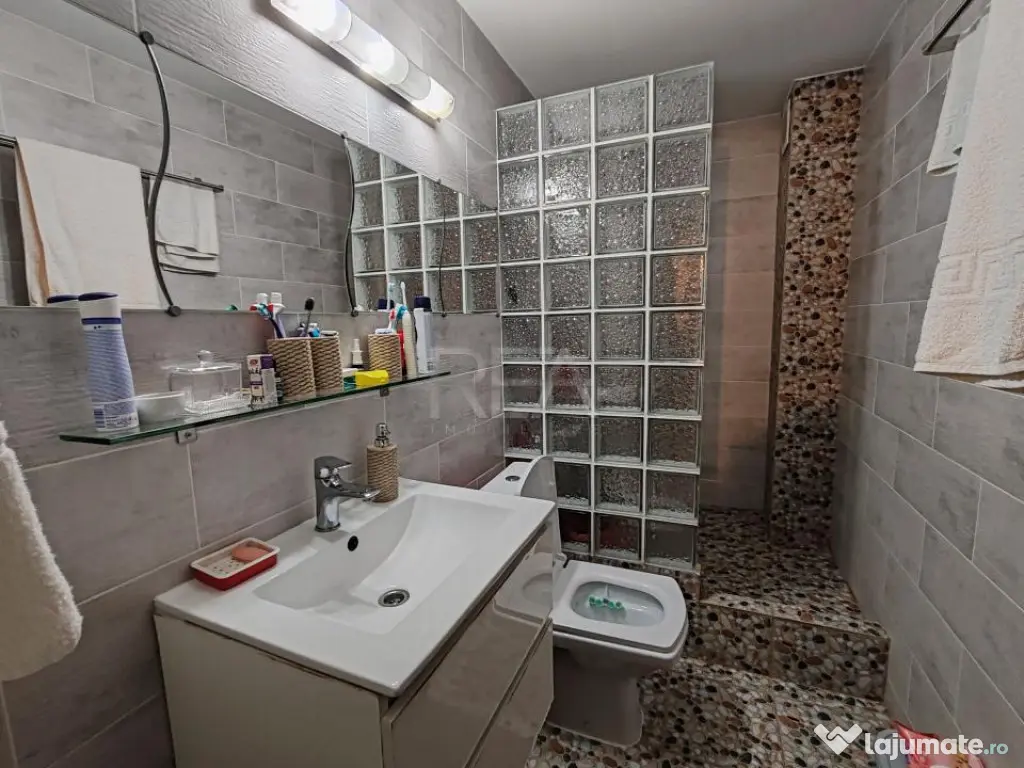 3 camere, decomandat, et 2/8, anvelopat- 13 Septembrie