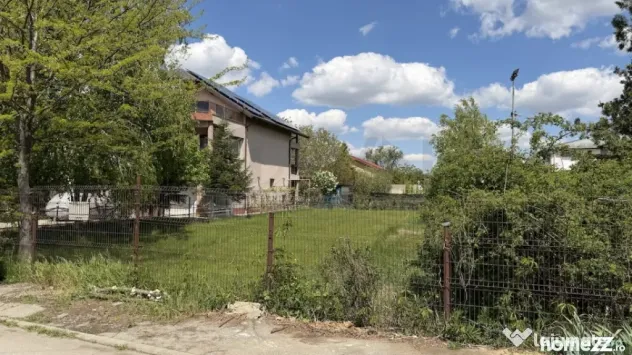 Teren intre vile Academia Ecvestra Mogosoaia