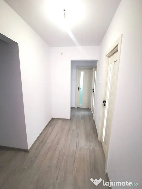 De vanzare apartament cu 2 camere, central. et. 3, 79.900...