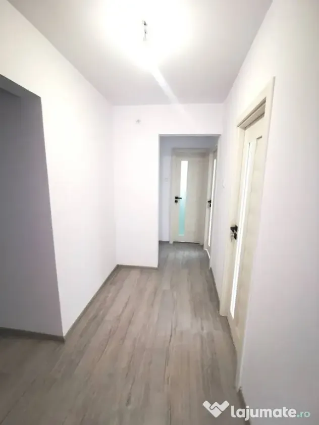 De vanzare apartament cu 2 camere, central. et. 3, 79.900...