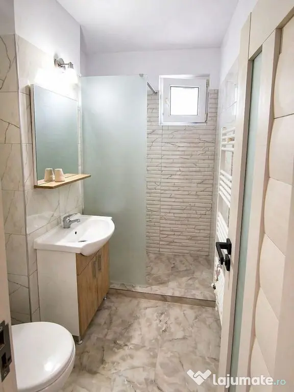 De vanzare apartament cu 2 camere, central. et. 3, 79.900...