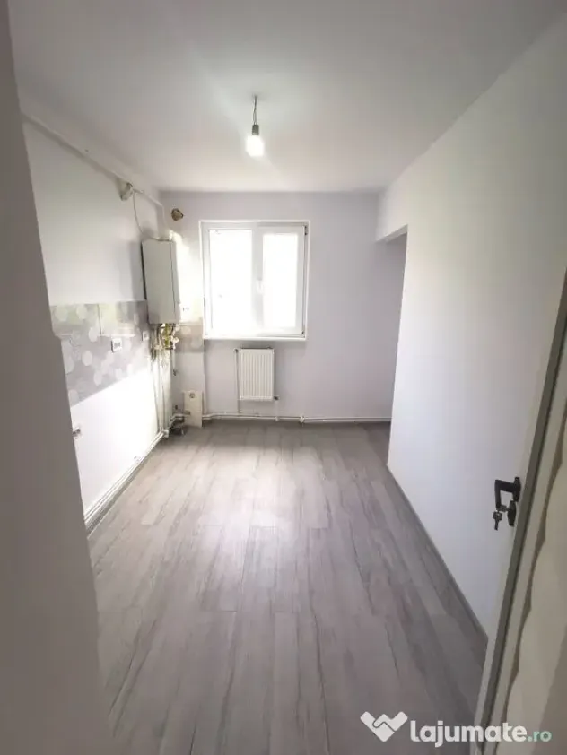 De vanzare apartament cu 2 camere, central. et. 3, 79.900...