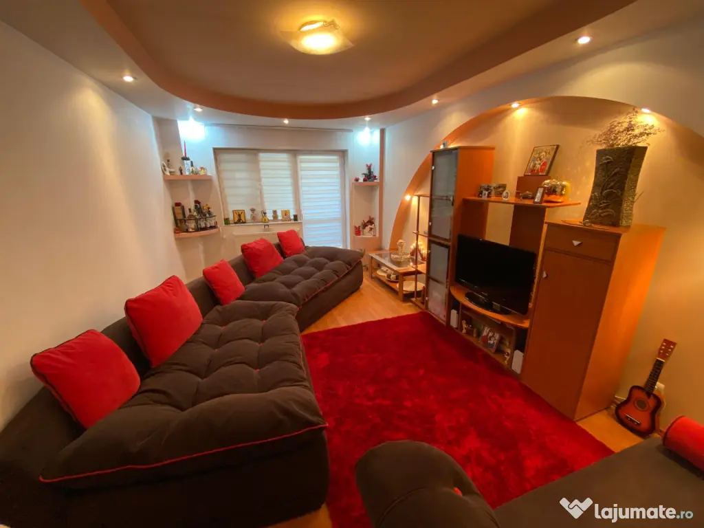 Apartament cu 3 camere, 71mp, zonă centrală +loc de parcare(copertină)