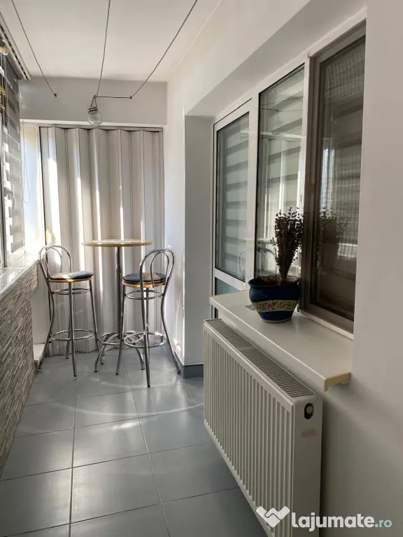Apartament cu 3 camere, 71mp, zonă centrală +loc de parcare(copertină)