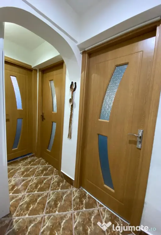 Apartament cu 3 camere, 71mp, zonă centrală +loc de parcare(copertină)