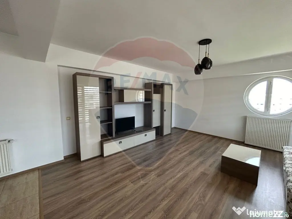 Apartament cu 3 camere de închiriat intr-un bloc cu parc...
