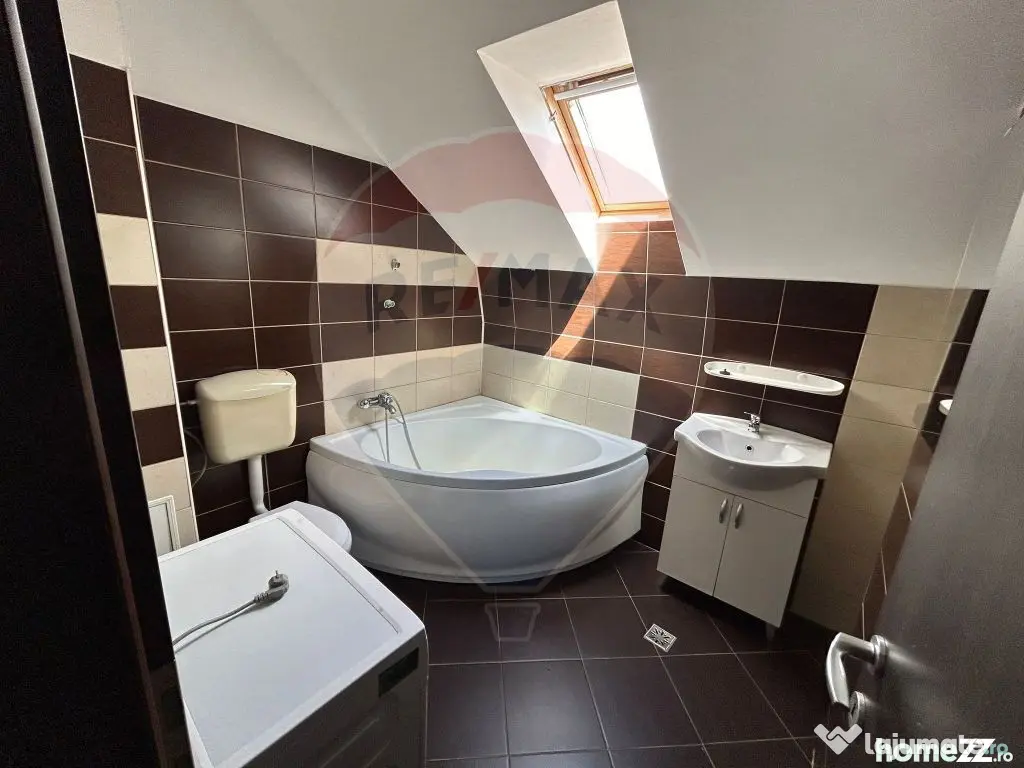 Apartament cu 3 camere de închiriat intr-un bloc cu parc...