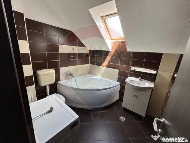Apartament cu 3 camere de închiriat intr-un bloc cu parc...