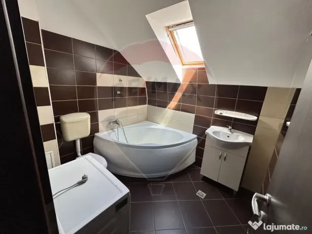 Apartament cu 3 camere de închiriat intr-un bloc cu parc...