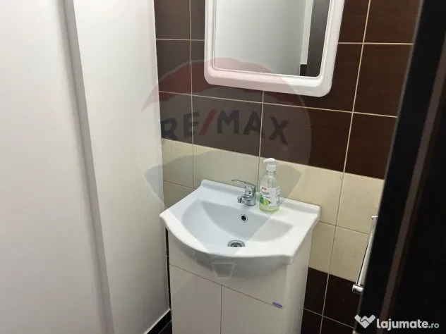 Apartament cu 3 camere de închiriat intr-un bloc cu parc...