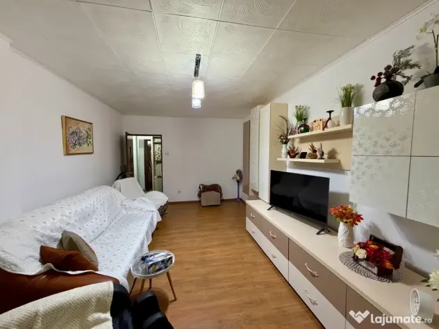 Apartament 2 camere,str.Victoriei,etaj 2
