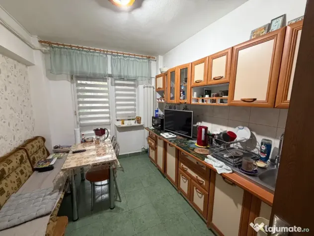 Apartament 2 camere,str.Victoriei,etaj 2