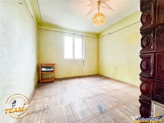 FILM! Apartament 2 camere,decomandat,cu garaj,1.400 mp teren