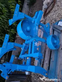 Vând pluguri și pompa de stropit vița de vie 
