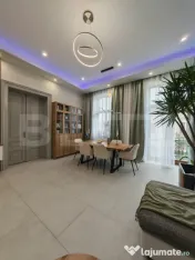 Clădire istorică, balcon deschis și orașul la o plimbare 