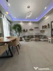 Clădire istorică, balcon deschis și orașul la o plimbare 