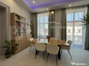 Clădire istorică, balcon deschis și orașul la o plimbare 