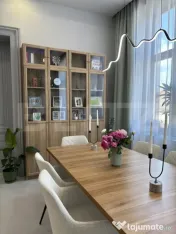 Clădire istorică, balcon deschis și orașul la o plimbare 