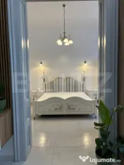 Clădire istorică, balcon deschis și orașul la o plimbare 