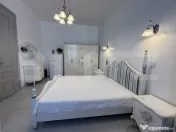 Clădire istorică, balcon deschis și orașul la o plimbare 