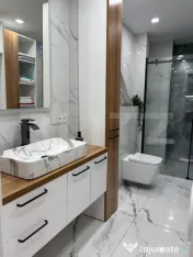 Clădire istorică, balcon deschis și orașul la o plimbare 