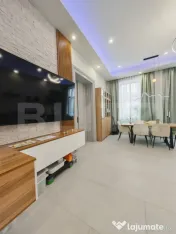 Clădire istorică, balcon deschis și orașul la o plimbare 