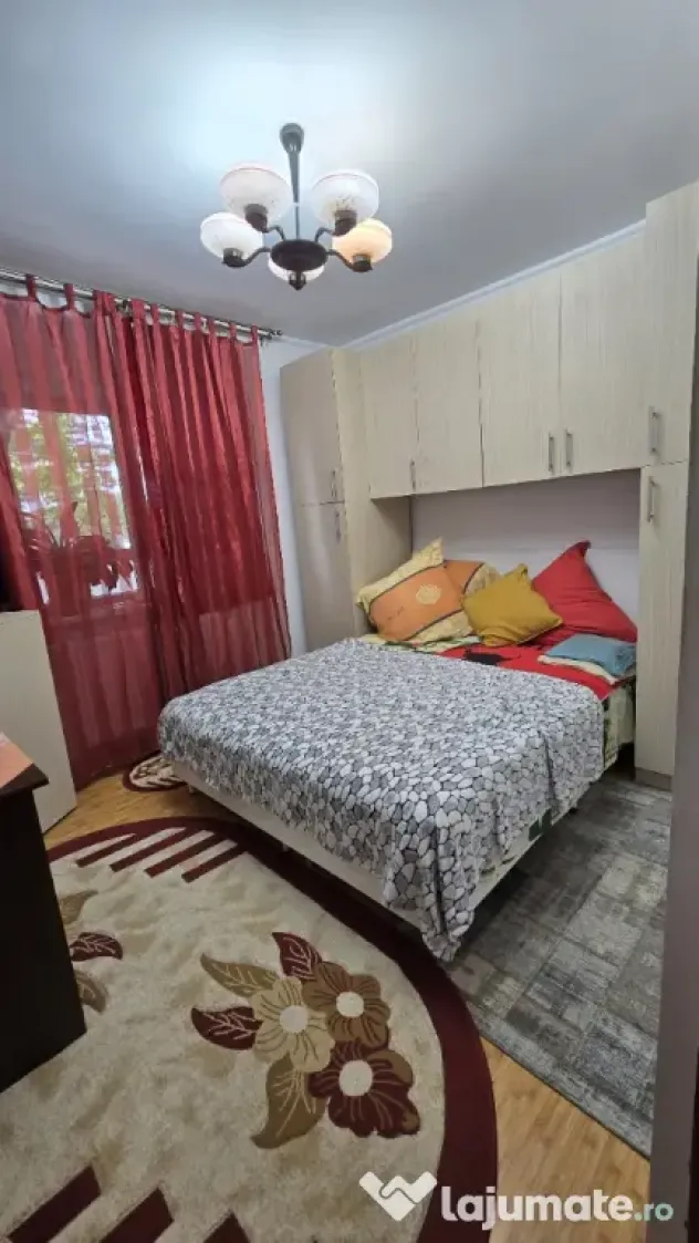 Vand apartament 3 camere si spatiu comercial bd. Unirii
