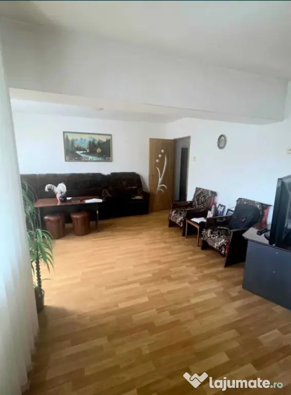Apartament 3 camere, decomandat - zona Noua