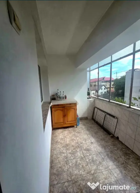 Apartament 3 camere, decomandat - zona Noua